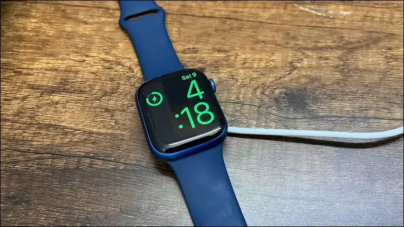 충전기에 연결된 Apple Watch