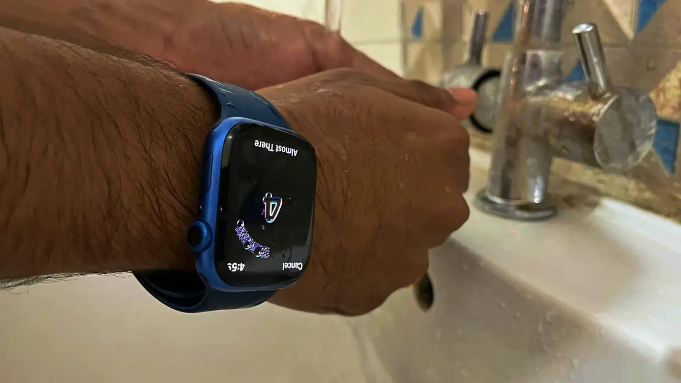 탭으로 손을 씻을 때 타이머를 표시하는 Apple Watch