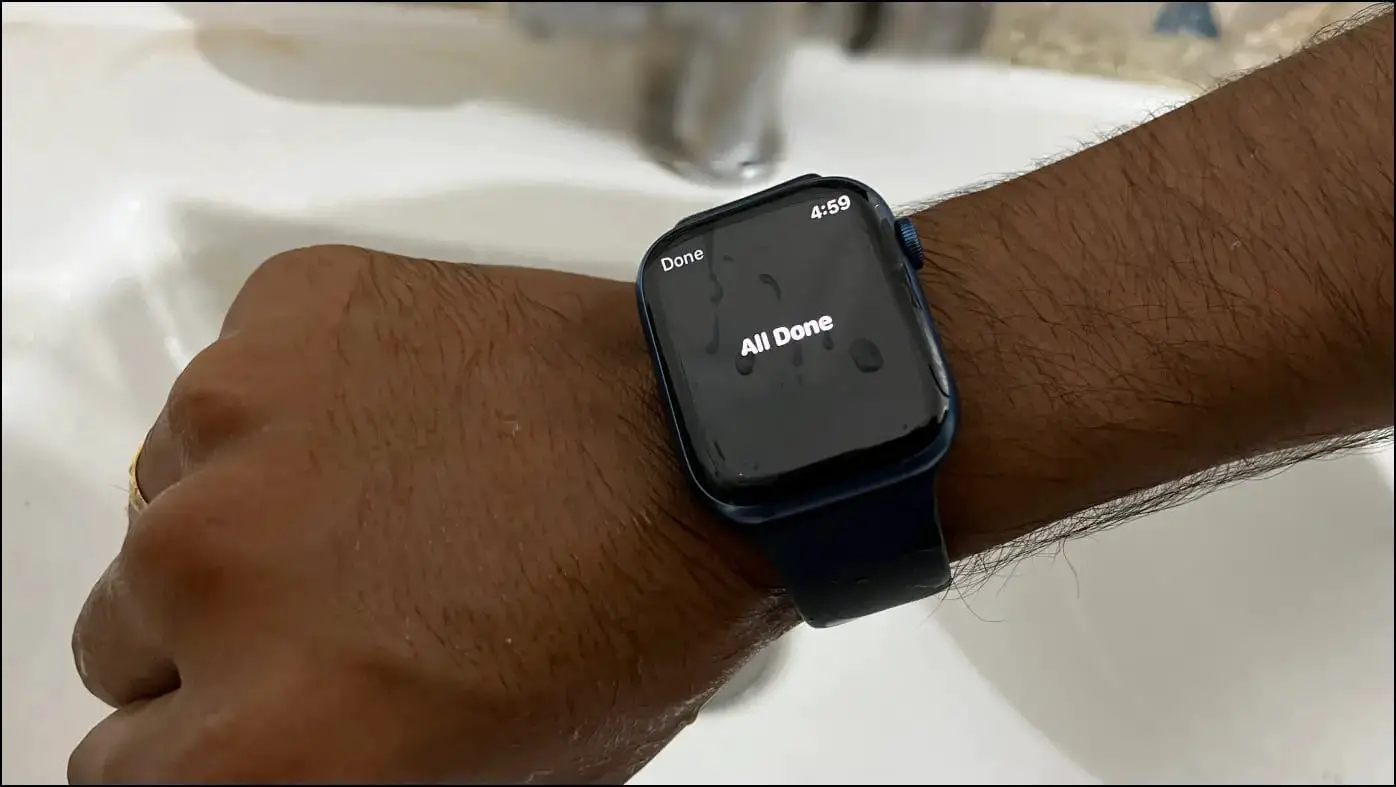 손 씻기 완료 후 완료 메시지를 표시하는 Apple Watch