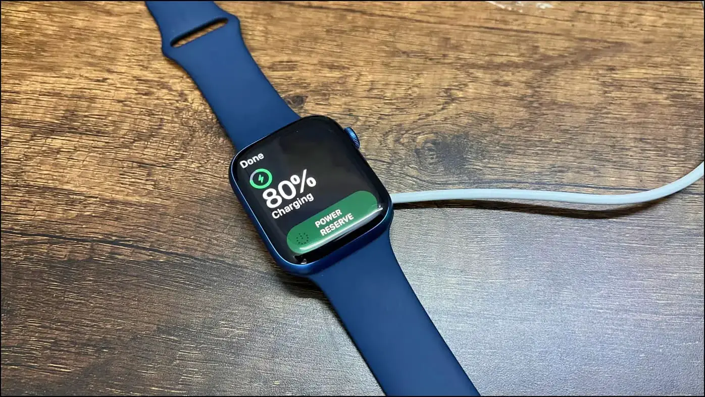 충전기에 연결된 Apple Watch