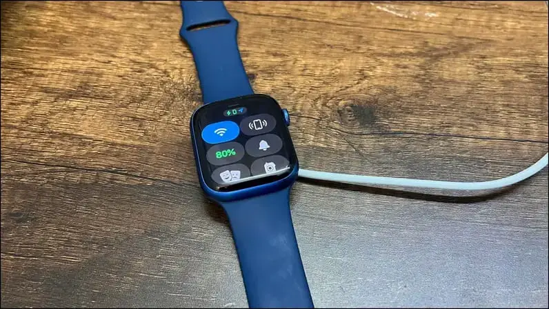 고속 충전기에 연결된 Apple Watch