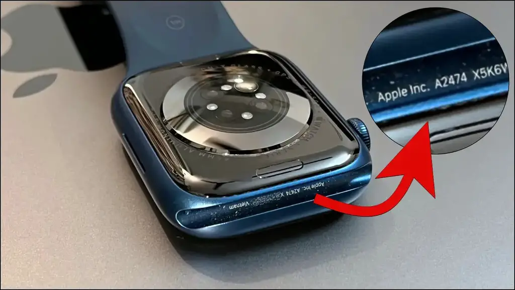 스트랩 슬릿 아래에 보이는 Apple Watch 모델 번호