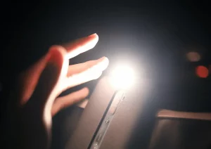 Read more about the article 안드로이드와 아이폰에서 손전등을 켜는 5가지 방법