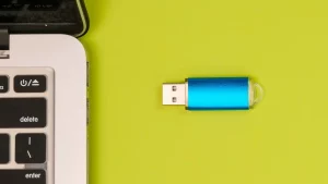 Read more about the article USB 플래시 드라이브를 테스트하고 실제 용량 및 데이터 전송 속도를 확인하는 7가지 방법